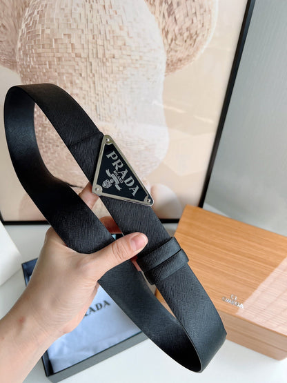 PRA TRIANGLE BELT IN BLACK SAFFIANO LEATHER WITH ENAMEL LOGO BUCKLE