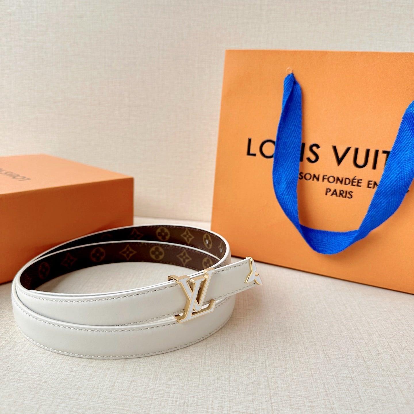 Louis Vuitton-Style Women's Belt — A stylish leather belt featuring a metal buckle, perfect for daily commutes, office wear, and parties; an excellent gift choice for Mother's Day or Valentine's Day.